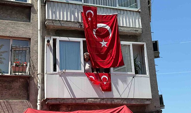 Piyade Sözleşmeli Er Ahmet Gültekin'in evi Türk bayraklarıyla donatıldı