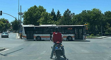 Plakasını bez ile gizleyen motosiklet sürücüsü kırmızı ışıkta geçti