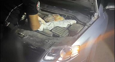 Polis uygulamasına takılan otomobilin kaputundan 2 adet kalaşnikof silah ele geçirildi