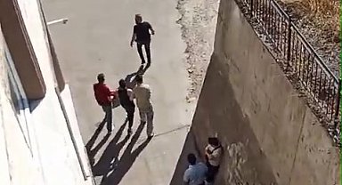 Polise yakalanmamak için girdiği bacada sıkıştı