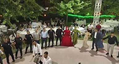 Polisler, küçük yaştayken babası vefat eden polis kızının kına gecesinde halay çekti