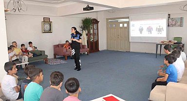 Polisten çocuklara bilinçli internet kullanımı bilgilendirmesi