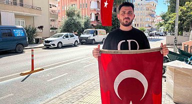 Polonya uyruklu şahıs Türk bayrağını alıp götürdü, polis bulup sahibine teslim etti