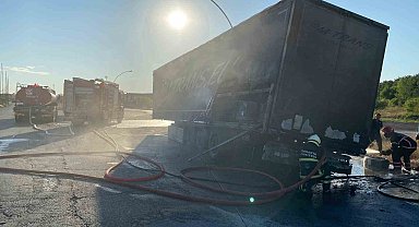 Polonya'ya giden tel yüklü tırın dorsesi Anadolu Otoyolu'nda alev alev yandı