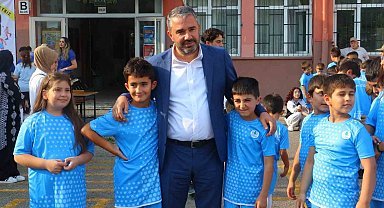 Pursaklar Belediyesinden yaz spor okullarına forma desteği