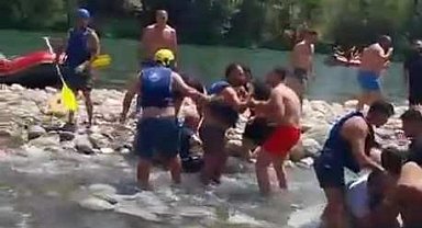 Rafting merkezinde can yeleği giyme tartışması kürekli kavgaya dönüştü