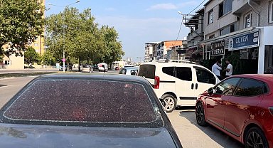 Rastgele ateş açtı, kurşunlar otomobillere isabet etti