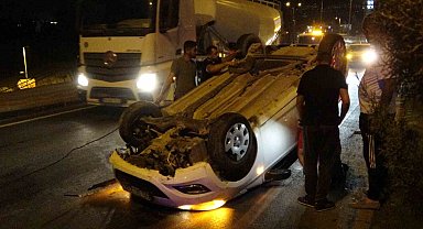 Refüje çarparak ters dönen araçtan burnu kanamadan çıktı