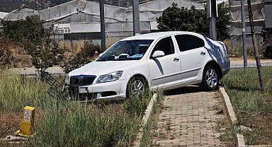 Refüje çıkan otomobildeki 3 kişi yaralandı