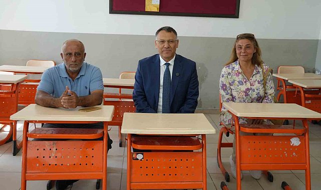 Rektör, 50 yıl sonra ilkokul öğretmeni ile ilk harfleri öğrendiği sıralara geri döndü