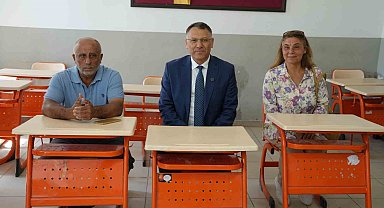 Rektör, 50 yıl sonra ilkokul öğretmeni ile ilk harfleri öğrendiği sıralara geri döndü