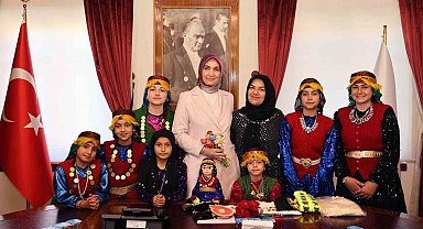 Rengarenk kıyafetleri ile gelen kadınlar valiye kültürlerini anlattı