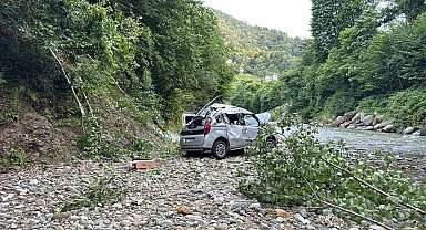 Rize'de kontrolden çıkan hafif ticari araç dereye uçtu