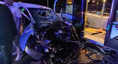 Rize'de minibüs ile hafif ticari araç çarpıştı: 10 yaralı