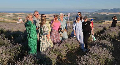 Rus turistler Tekirdağ'da mor lavanta tarlalarına hayran kaldı
