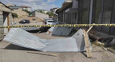 Rüzgar çatıları uçurdu, 3 araç hasar gördü