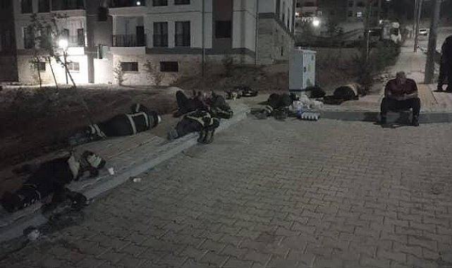 Saatler süren yangında yorgun düşen 'Yangın Savaşçıları' yerde uyuyarak dinlendiler