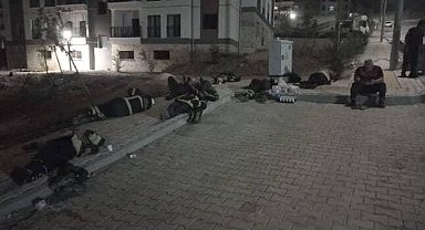 Saatler süren yangında yorgun düşen 'Yangın Savaşçıları' yerde uyuyarak dinlendiler