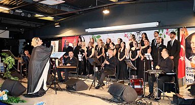 Sağlık çalışanları notalarla şifa dağıttı