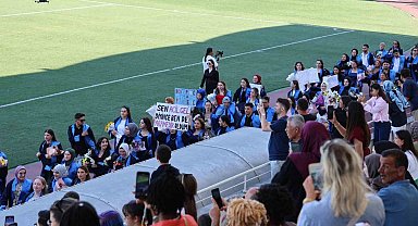 Sağlıkçıların açtığı pankartlar güldürdü