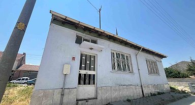 Sahibi vefat eden eve levye ile girip yerleştiler
