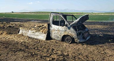 Sahibinden habersiz alınan saman balyaları kamyonet ile birlikte yandı