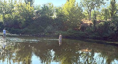 Sakarya Nehri'ne giren iki çocuk suda kayboldu