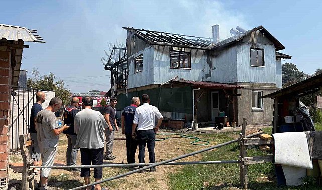 Sakarya'da iki katlı ev alev topuna döndü
