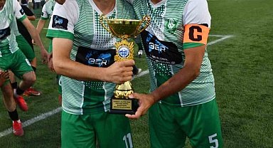 Şampiyon oldu, futbolu bıraktı