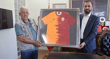 Şampiyonluk iddiasını kazanan Duran amca, kaymakam ve belediye başkanından forma aldı