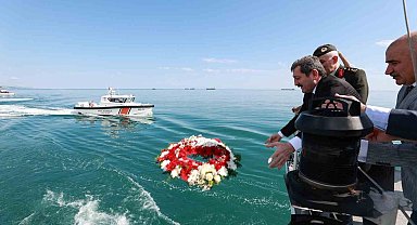 Samsun'da Kabotaj Bayramı denize çelenk bırakılarak kutlandı