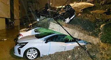 Samsun'da kuvvetli sağanak: İstinat duvarı araçların üzerine devrildi