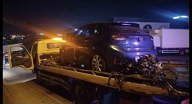 Sancaktepe'de kontrolden çıkan otomobil fabrika duvarına çarptı: 2 yaralı