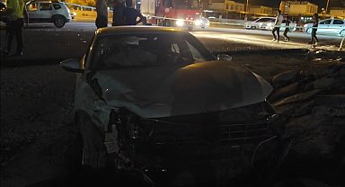 Şanlıurfa'da 2 otomobil kafa kafaya çarpıştı: 5 yaralı