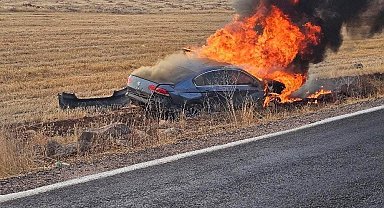 Şanlıurfa'da devrilen araç alev alev yandı