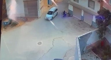 Şanlıurfa'da motosikletli kadın sürücünün duvara çarptığı kaza kamerada