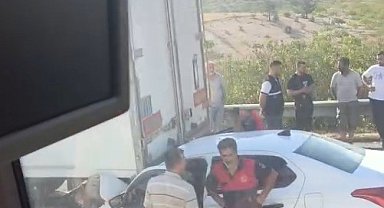 Şanlıurfa'da otomobil tıra arkadan çarptı: 1 ölü, 1 yaralı