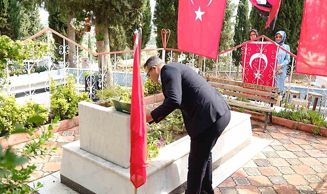Sarıgöl Kaymakamı'ndan şehit kabrine anlamlı ziyaret