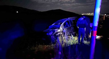 Sarıkamış'ta kontrolden çıkan araç şarampole devrildi: 4 yaralı