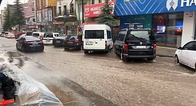 Sarıkamış'ta sağanak yağmur: Caddeler göle döndü