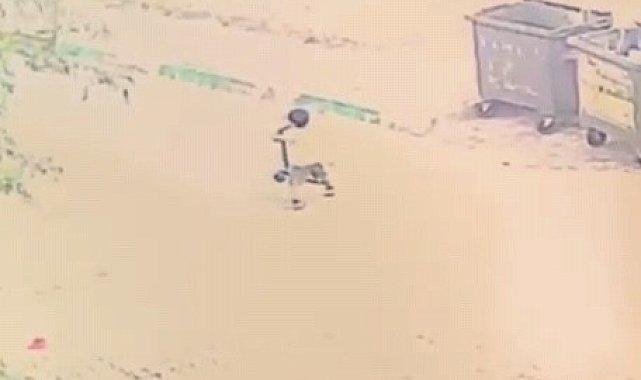 Scootera binen çocuğun üzerinden otomobil geçti