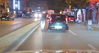 Scooterli gencin tehlikeli yolculuğu kamerada