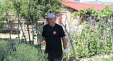 Şehir hayatından sıkıldı, mutluluğu köy hayatında buldu