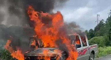 Seyir halindeki araç alev topuna döndü