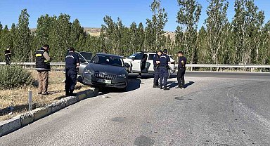 Seyir halindeki araca arkadan çarptı: 5 yaralı