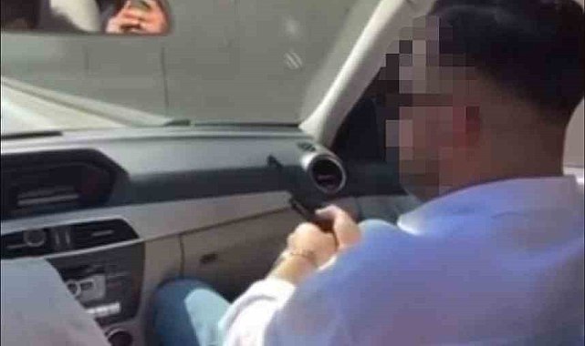 Seyir halindeki araçtan peş peşe böyle ateş açtı