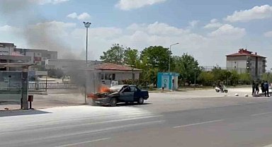 Seyir halindeki otomobil alev alev yandı