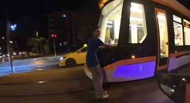 Seyir halindeki tramvaya asılarak paten kaydı, uyarıya "Zevkli oluyor" cevap verdi