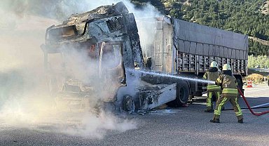 Seyir halindeyken alev topuna dönen tır kullanılamaz hale gedi
