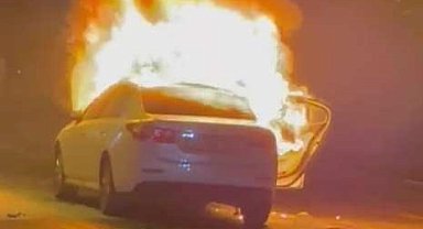 Seyir halindeyken yanmaya başlayan otomobil alev topuna döndü